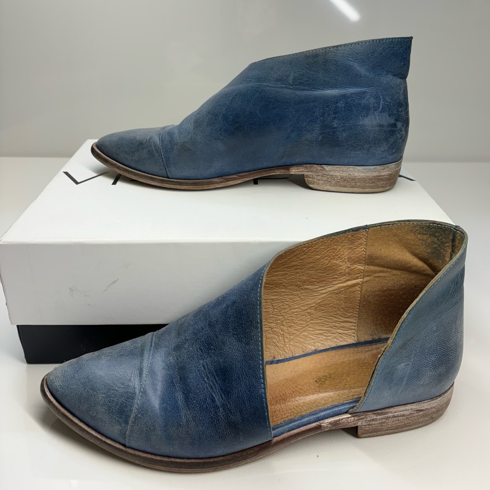 Closed toe sandal, these leather flats feature side cutouts